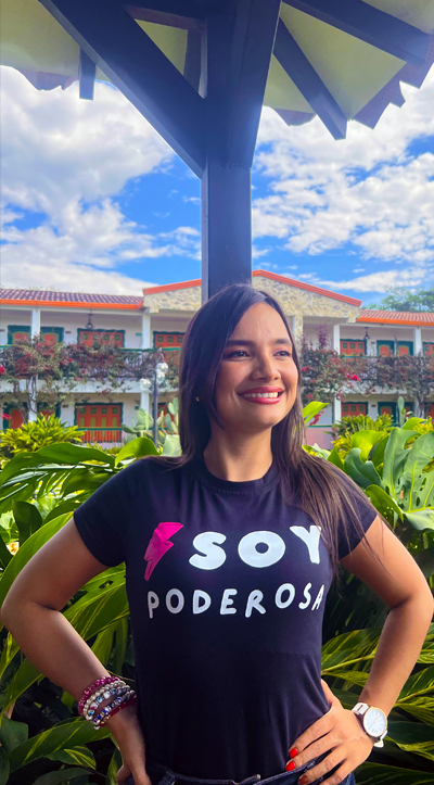 Camiseta Soy poderosa de Laura Vargas Psicóloga Clínica 